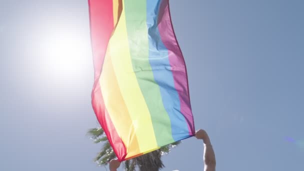 Movimento Lento Bandeira Arco Íris Acenando Durante Desfile Orgulho — Vídeo de Stock