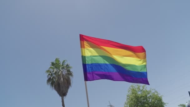 Movimiento Lento Bandera Del Arco Iris Ondeando Durante Desfile Orgullo — Vídeos de Stock