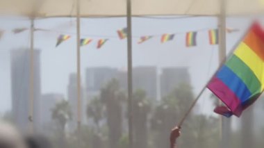 LGBTQ gökkuşağı bayrağı ana parti sırasında ağır çekimde sallanıyor.