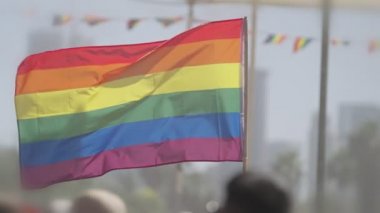 LGBTQ gökkuşağı bayrağı ana parti sırasında ağır çekimde sallanıyor.