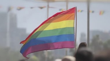 LGBTQ gökkuşağı bayrağı ana parti sırasında ağır çekimde sallanıyor.