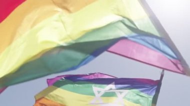 LGBTQ gökkuşağı bayrağı ana parti sırasında ağır çekimde sallanıyor.