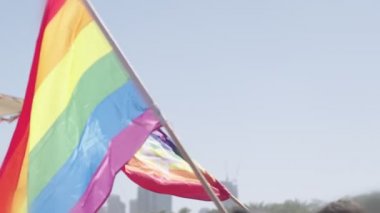 LGBTQ gökkuşağı bayrağı ana parti sırasında ağır çekimde sallanıyor.