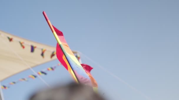 Bandera Arco Iris Lgbtq Ondeando Cámara Lenta Durante Fiesta Principal — Vídeo de stock