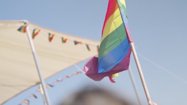 Tęczowa Flaga Lgbtq Macha Zwolnionym Tempie Podczas Głównej Imprezy Paradzie — Wideo stockowe