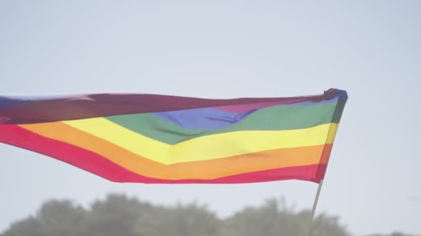 Lgbtq Σημαία Ουράνιο Τόξο Κυματίζει Αργή Κίνηση Κατά Διάρκεια Του — Αρχείο Βίντεο