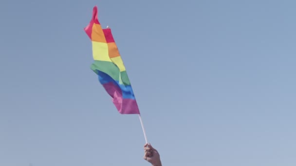 プライドパレードでメインパーティー中にスローモーションで手を振るLgbtqの虹の旗 — ストック動画