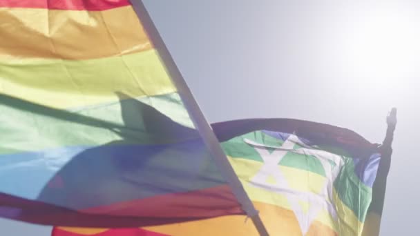 Lgbtq Bendera Pelangi Melambai Dalam Gerakan Lambat Selama Pesta Utama — Stok Video