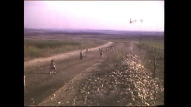 Menashe Heights, İsrail, 1940 'lardan. İsrailli çiftçiler tarlalarda ve tarlalarda çalışıyorlar