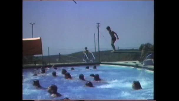 Menashe Heights Israel Circa 1940S Color Footage People Playing Swimming — Stockvideo