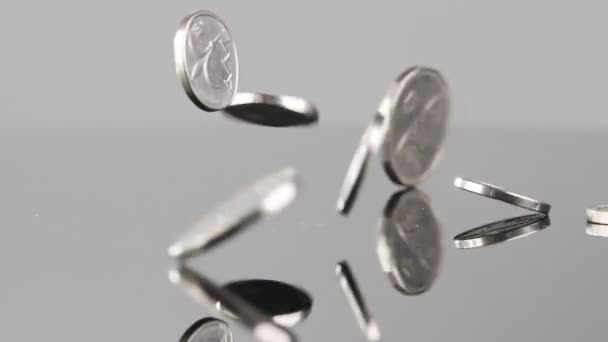 Νέα Ισραηλινά Κέρματα Shekels Που Πέφτουν Μια Ανακλαστική Επιφάνεια — Αρχείο Βίντεο