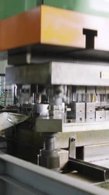 Metal parçalarını oluşturan bir yumruk baskısının yakın çekimi