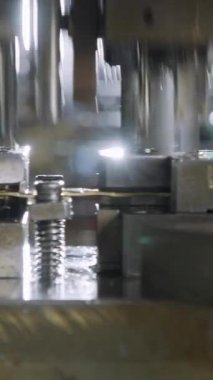 Metal parçalarını oluşturan bir yumruk baskısının yakın çekimi