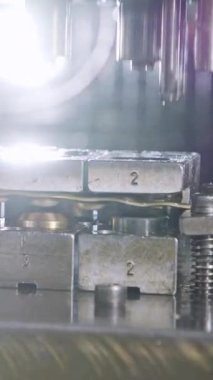 Metal parçalarını oluşturan bir yumruk baskısının yakın çekimi
