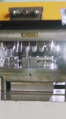 Metal parçalarını oluşturan bir yumruk baskısının yakın çekimi