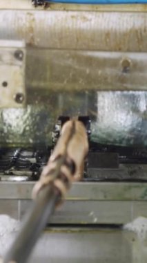 Metal parçalarını oluşturan bir yumruk baskısının yakın çekimi