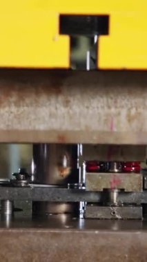 Metal parçalarını oluşturan bir yumruk baskısının yakın çekimi