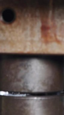 Metal parçalarını oluşturan bir yumruk baskısının yakın çekimi