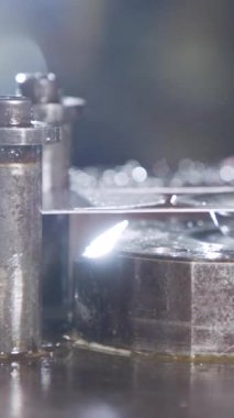 Metal parçalarını oluşturan bir yumruk baskısının yakın çekimi