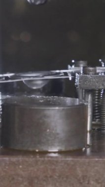 Metal parçalarını oluşturan bir yumruk baskısının yakın çekimi