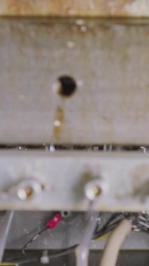 Metal parçalarını oluşturan bir yumruk baskısının yakın çekimi