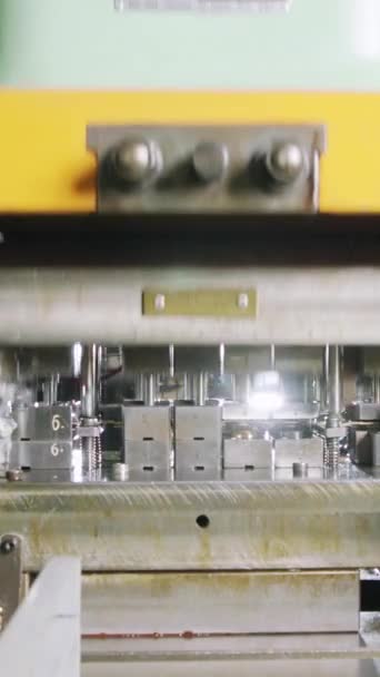 Close Shot Van Een Punch Pers Vormen Metalen Onderdelen — Stockvideo