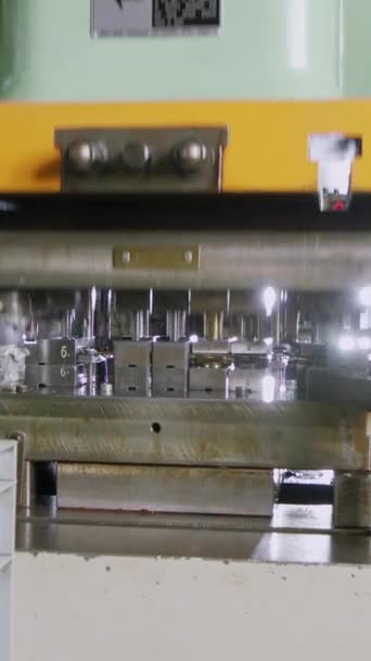 Close Shot Van Een Punch Pers Vormen Metalen Onderdelen — Stockvideo