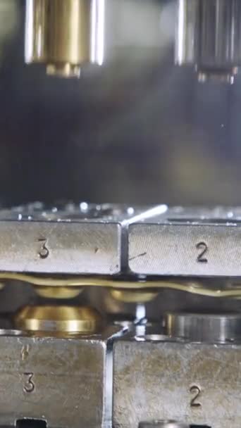 Nahaufnahme Einer Stanze Die Metallteile Formt — Stockvideo