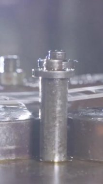 Metal parçalarını oluşturan bir yumruk baskısının yakın çekimi