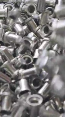 Metal parçalarını oluşturan bir yumruk baskısının yakın çekimi