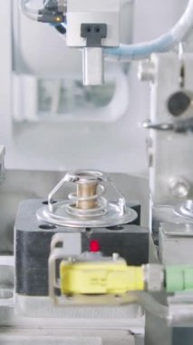 Gelişmiş robotlar parçaları otomatik montaj hattına yerleştiriyor