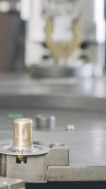 Gelişmiş robotlar parçaları otomatik montaj hattına yerleştiriyor