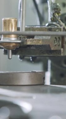 Gelişmiş robotlar parçaları otomatik montaj hattına yerleştiriyor