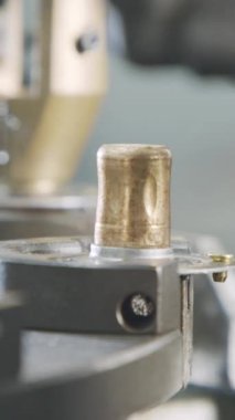 Gelişmiş robotlar parçaları otomatik montaj hattına yerleştiriyor