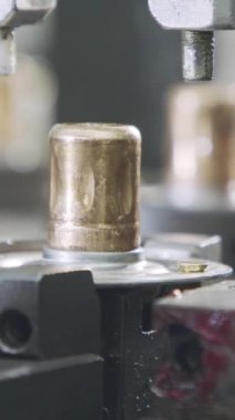 Gelişmiş robotlar parçaları otomatik montaj hattına yerleştiriyor