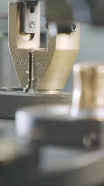 Gelişmiş robotlar parçaları otomatik montaj hattına yerleştiriyor
