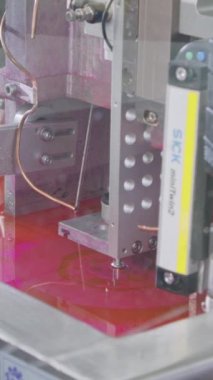 Gelişmiş robotlar parçaları otomatik montaj hattına yerleştiriyor