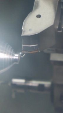 Gelişmiş robotlar parçaları otomatik montaj hattına yerleştiriyor