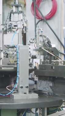 Gelişmiş robotlar parçaları otomatik montaj hattına yerleştiriyor