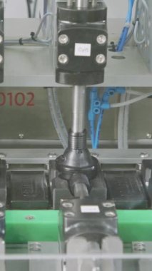 Gelişmiş robotlar parçaları otomatik montaj hattına yerleştiriyor