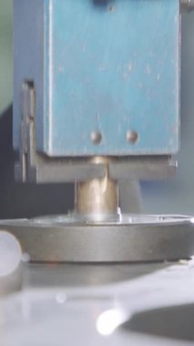 Gelişmiş robotlar parçaları otomatik montaj hattına yerleştiriyor