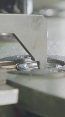 Gelişmiş robotlar parçaları otomatik montaj hattına yerleştiriyor