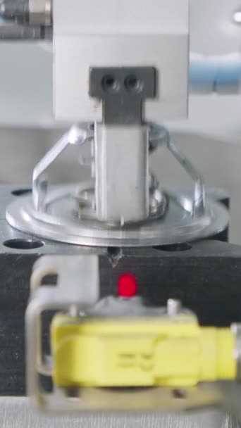 Robots Avancés Plaçant Des Pièces Dans Une Chaîne Montage Automatisée — Video