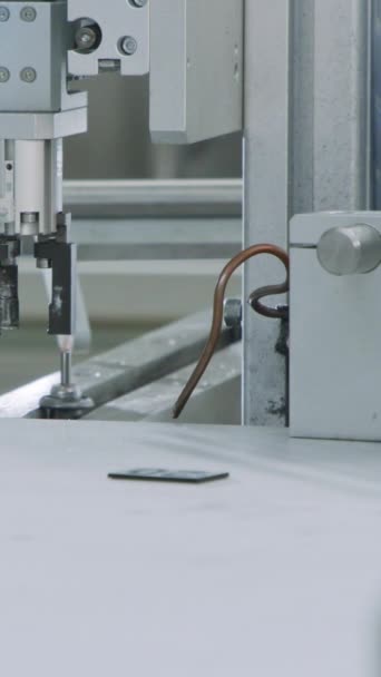 自動組立ラインに部品を配置する高度なロボット — ストック動画