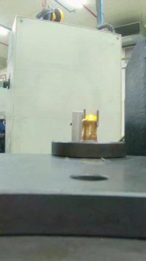 Gelişmiş robotlar parçaları otomatik montaj hattına yerleştiriyor