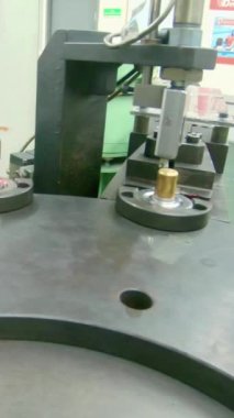 Gelişmiş robotlar parçaları otomatik montaj hattına yerleştiriyor