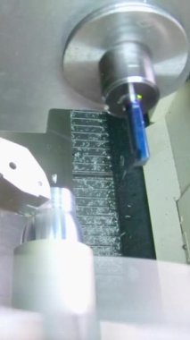 Gelişmiş robotlar parçaları otomatik montaj hattına yerleştiriyor
