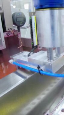 Gelişmiş robotlar parçaları otomatik montaj hattına yerleştiriyor