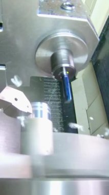 Gelişmiş robotlar parçaları otomatik montaj hattına yerleştiriyor