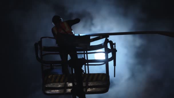 Silhouette Electric Engineer Working Street Lamp — Vídeos de Stock